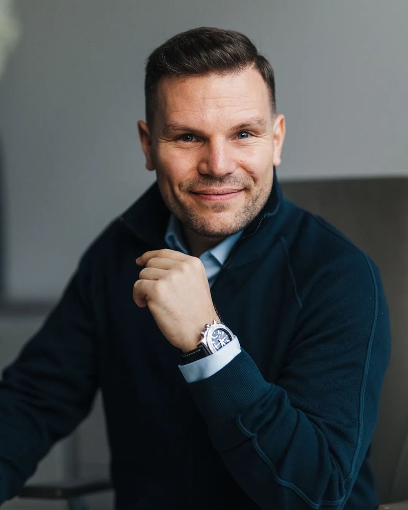 Portrait von Dominik von Falkenhausen, Experte für KI und Marketing in der ästhetischen Medizin