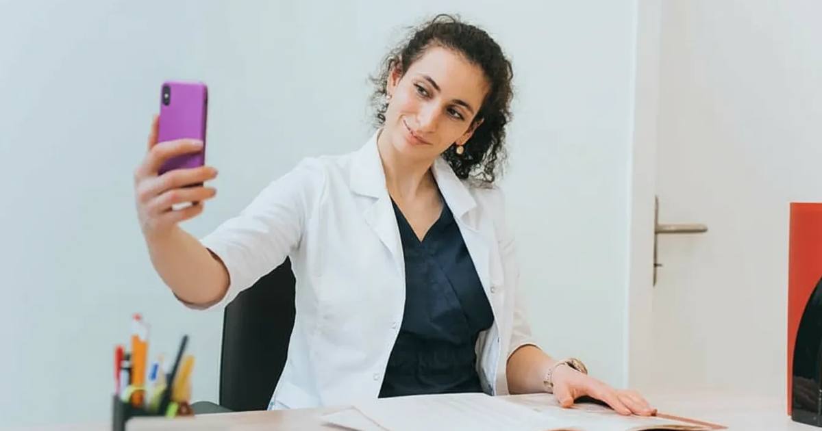 Als Praxis erfolgreich Reels für Reichweite produzieren – Praxiswebsite und Patientenanfragen